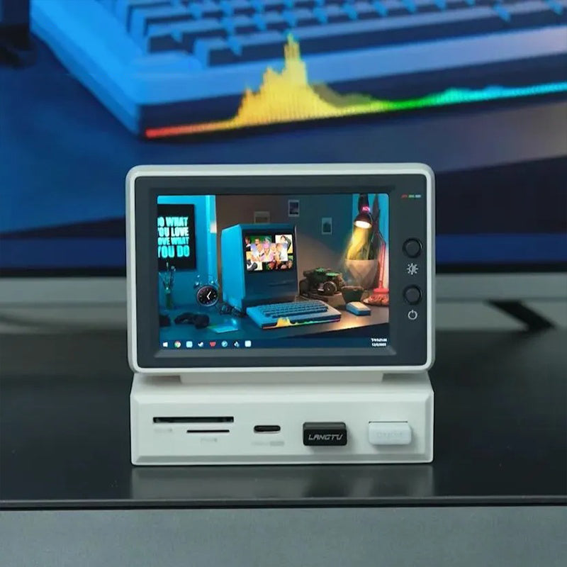 Mini computer secondary screen desktop expansion dock chassis, AIDA64 monitoring small screen displaying the host temperature