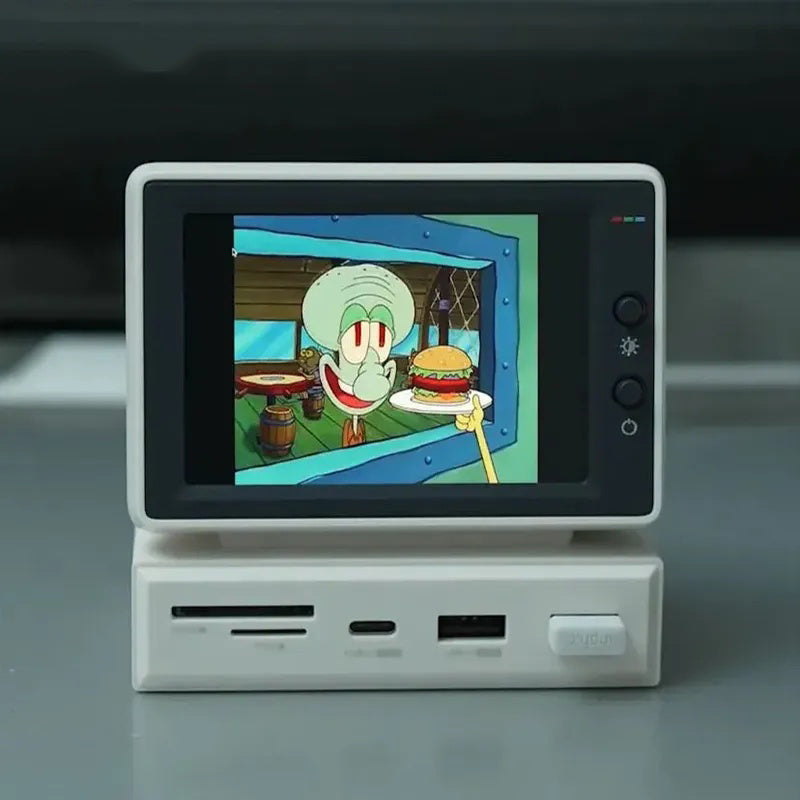 Mini computer secondary screen desktop expansion dock chassis, AIDA64 monitoring small screen displaying the host temperature